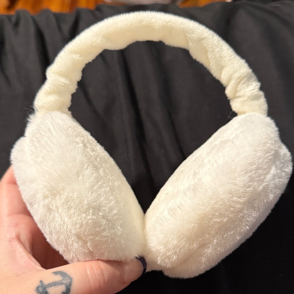 🚨Never Worn!!🚨Plush White Earmuffs